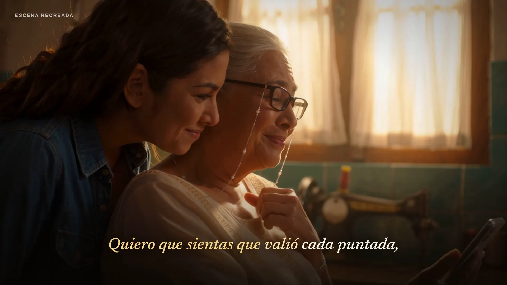 Escena recreada: una hija abraza a su mamá mientras escuchan la canción que le hizo